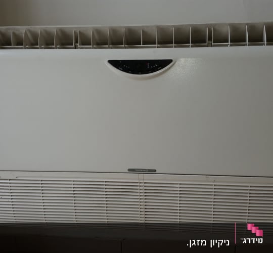 מזגן קיר לבן עם פתחי אוורור עליונים ותחתונים